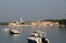 Motorboote auf der Insel Rab